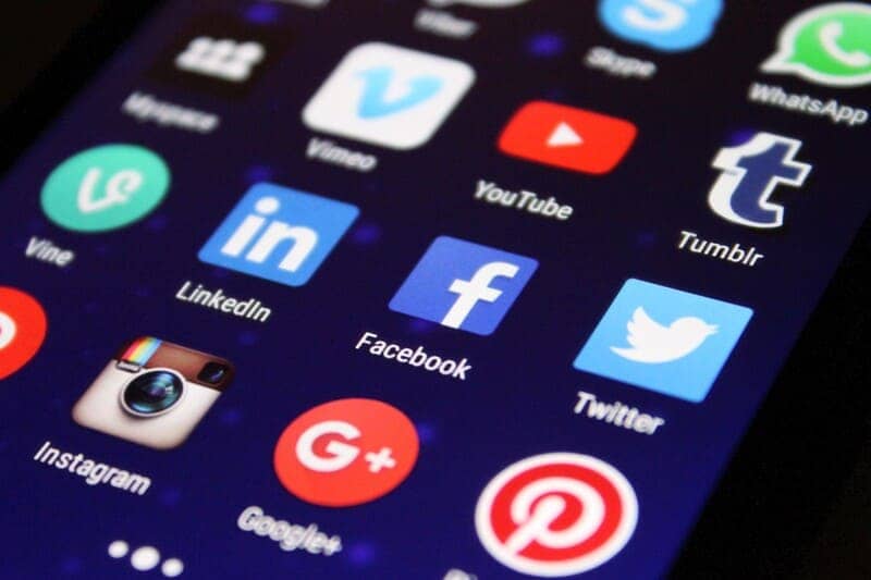 Como abrir uma empresa para negócios digitais tela smartphone com ícones do facebook linkedin youtube instagram