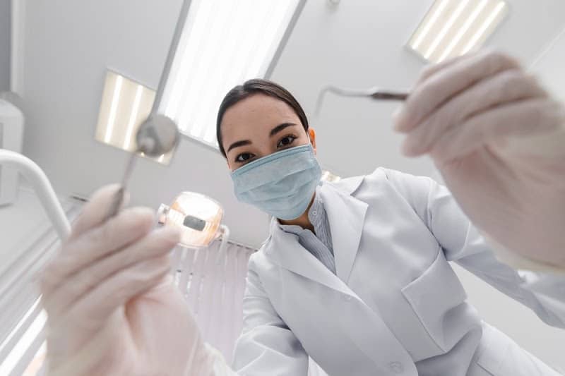 Como abrir uma empresa para dentistas mulher jaleco branco procedimento odontologico